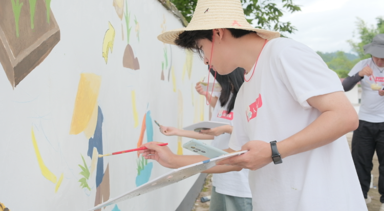 数字墙绘助力乡村振兴 江西水利电力大学师生绘就百米乡村文化画卷_fororder_图片10