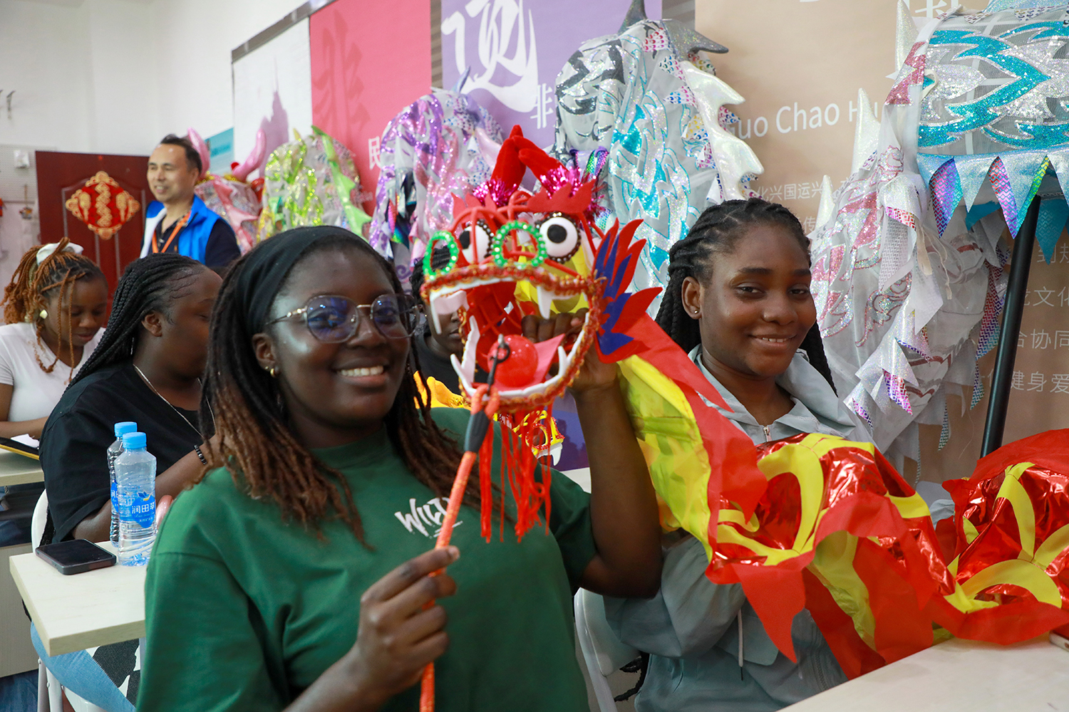 江西科技学院来华留学生深入了解“城南龙灯” 探寻非遗魅力_fororder_图4：制作完成彩带龙