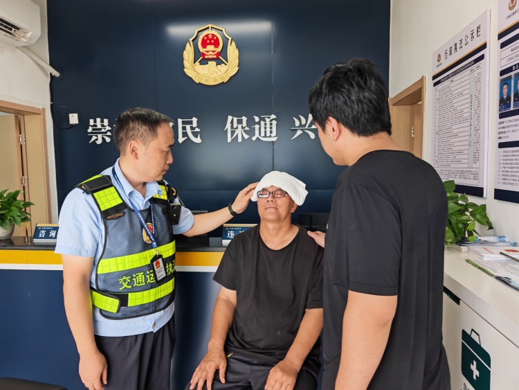 江西省交通运输执法局一支队：39℃酷暑中，60℃路面上，100℃为民情_fororder_2..执法人员帮助中暑老人
