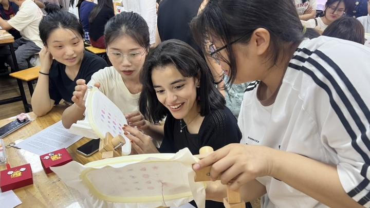 江西旅游商贸职业学院举办“素宣承古韵·纤针绣华章”国际文化交流活动_fororder_图片33