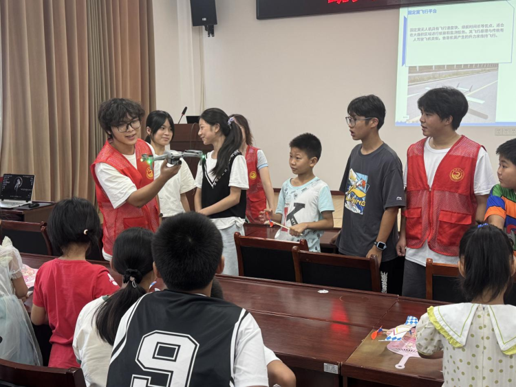 “小铁鹰”飞进深山课堂 一堂无人机课上的乡村科技启蒙_fororder_图片20