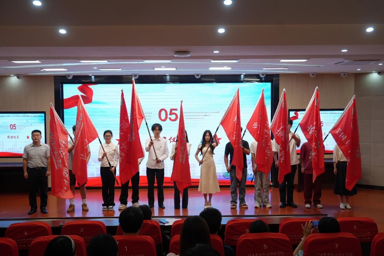 江西制造职业技术学院举办2025年“三下乡”暑期社会实践活动出征仪式_fororder_图片3