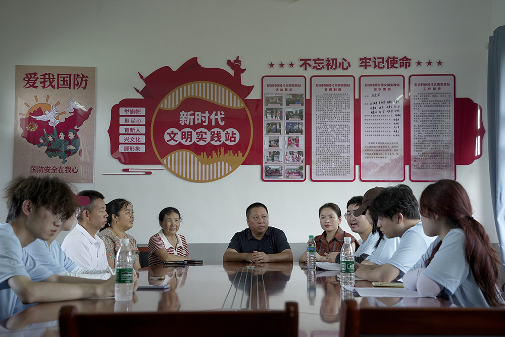 江西科技学院“见微知著”实践队解码“一老一小”的幸福日常_fororder_图2：”见微知著“实践队与彭汾村党支部书记座谈