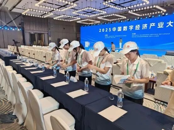 南昌工学院青年志愿者协会倾情助力“2025中国数字经济产业大会”_fororder_图片4