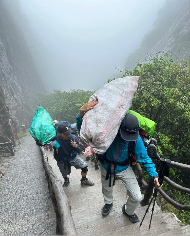 “环保银行”风靡武功山 游客争当“绿色富翁”_fororder_图片4