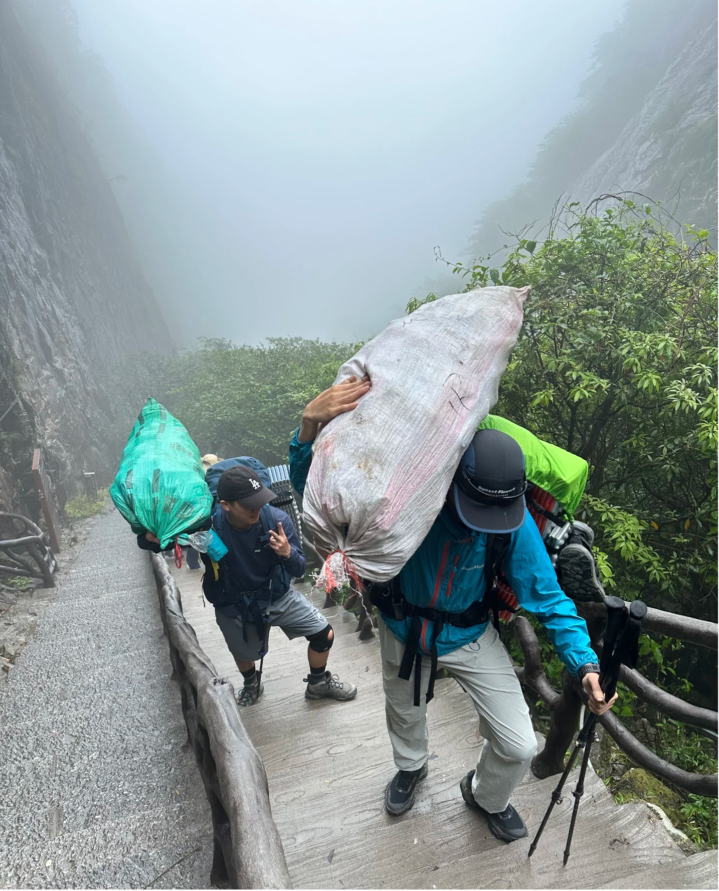 “环保银行”风靡武功山 游客争当“绿色富翁”_fororder_图片4