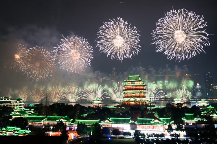 江西南昌举办迎春烟花秀_fororder_微信图片_20260218113039