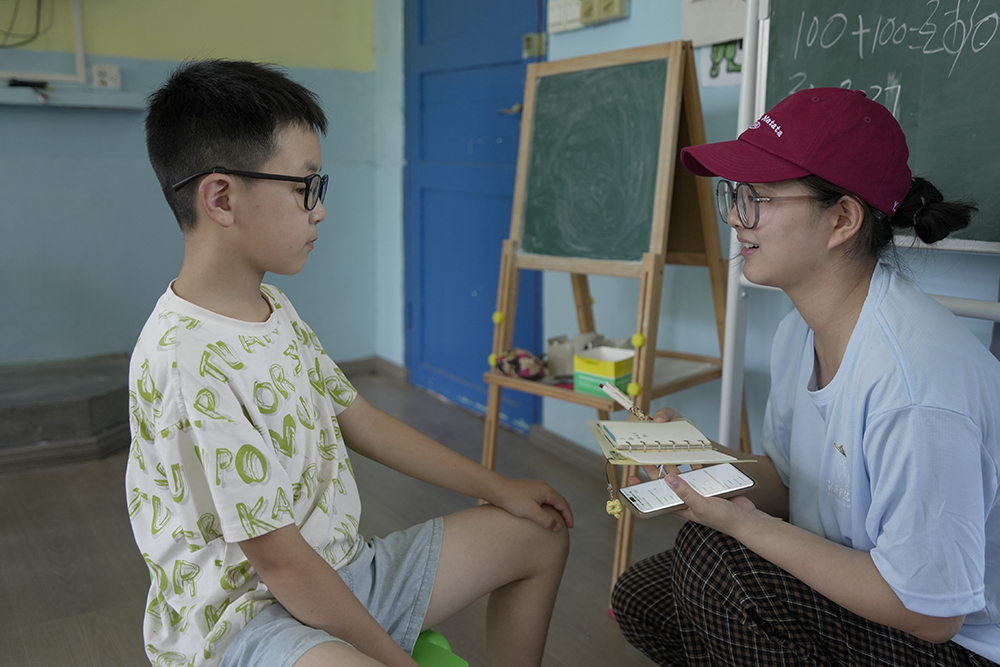 江西科技学院“见微知著”实践队解码“一老一小”的幸福日常_fororder_图5：”见微知著“实践队与小朋友交流