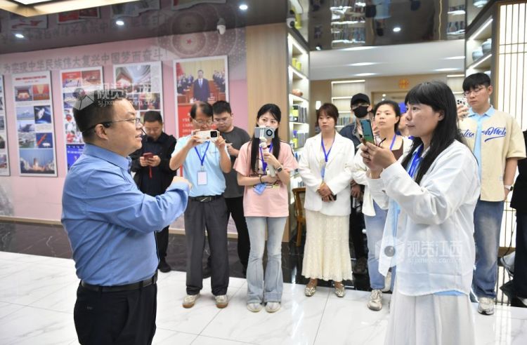 优质主播中国行江西站 走进全国最大的民办公益图书馆