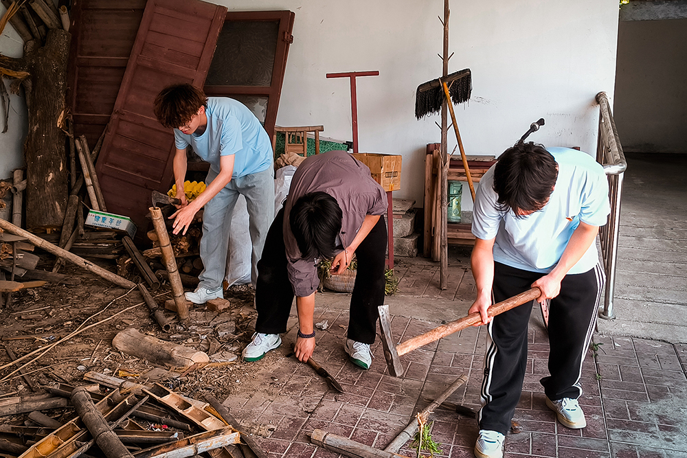 江西科技学院“见微知著”实践队解码“一老一小”的幸福日常_fororder_图3：”见微知著“实践队在”幸福院“砍柴