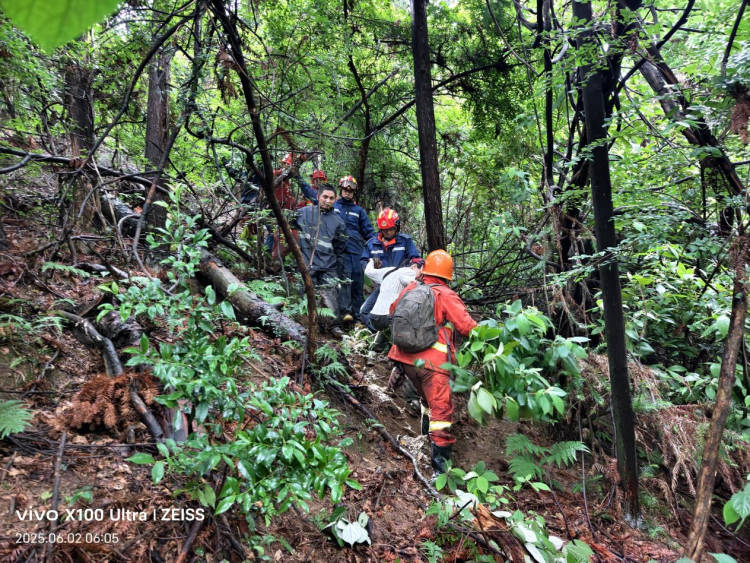 母子梅岭爬山被困 安义消防公安12小时冒雨救援_fororder_图片1