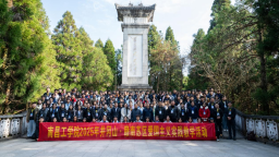 南昌工学院党委书记洪跃明带队重走挑粮小道