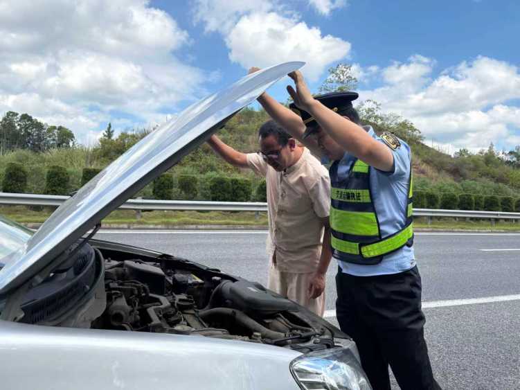 江西：车辆故障滞留应急车道 执法人员暖心救援解民忧_fororder_微信图片_20250828121436