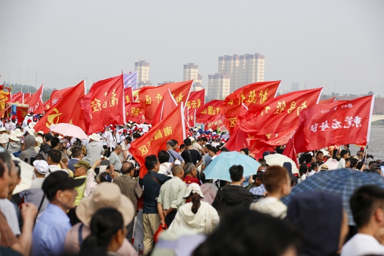 南昌国际龙舟赛上的外国身影_fororder_微信图片_20250525130956