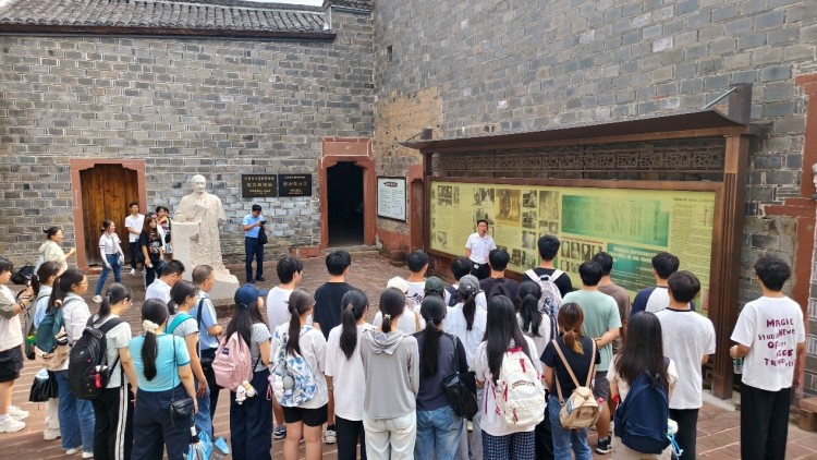 江西师范大学在梅汝璈故居开展“沉浸式思政课 ”推动革命文物与法治教育融合育人_fororder_图片5
