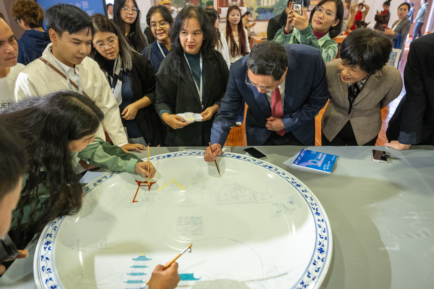 “读懂中国·走进江西”——豫章师范学院来华留学生中国传统艺术坊暨中泰现代设计交流作品展举行