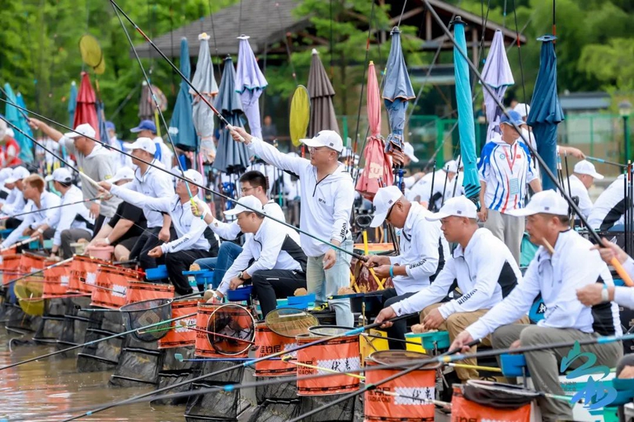 体旅融合绘赣鄱新景 户外盛会激产业动能——2025年江西省户外运动和体育产业发展大会圆满落幕_fororder_图2 2025中华钓鲫精英赛现场