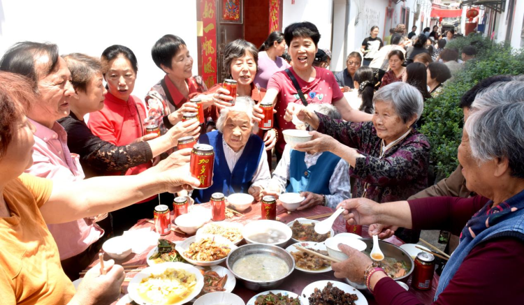 江西乐平：邻里相亲 共祝母亲节_fororder_图片1