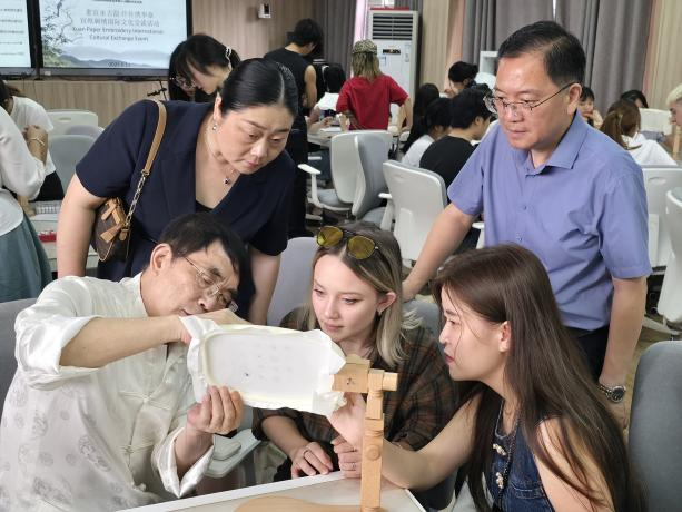 江西旅游商贸职业学院举办“素宣承古韵·纤针绣华章”国际文化交流活动_fororder_图片32