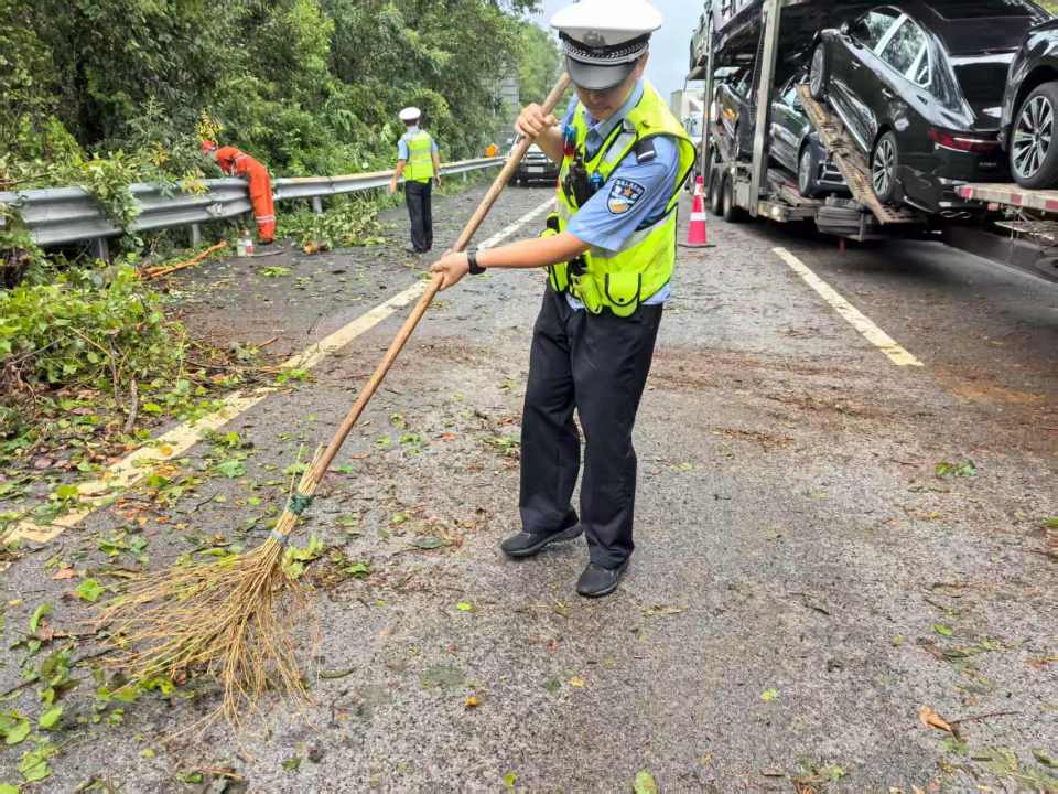 突遇强对流暴雨天气 江西高速交警迅速清除路障保安全_fororder_<span class=