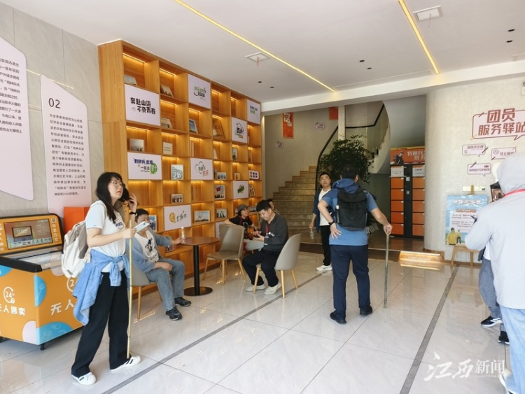 捡瓶子也能兑换奖品！广西大学生“特种兵” 夜爬武功山获“环保先锋”称号