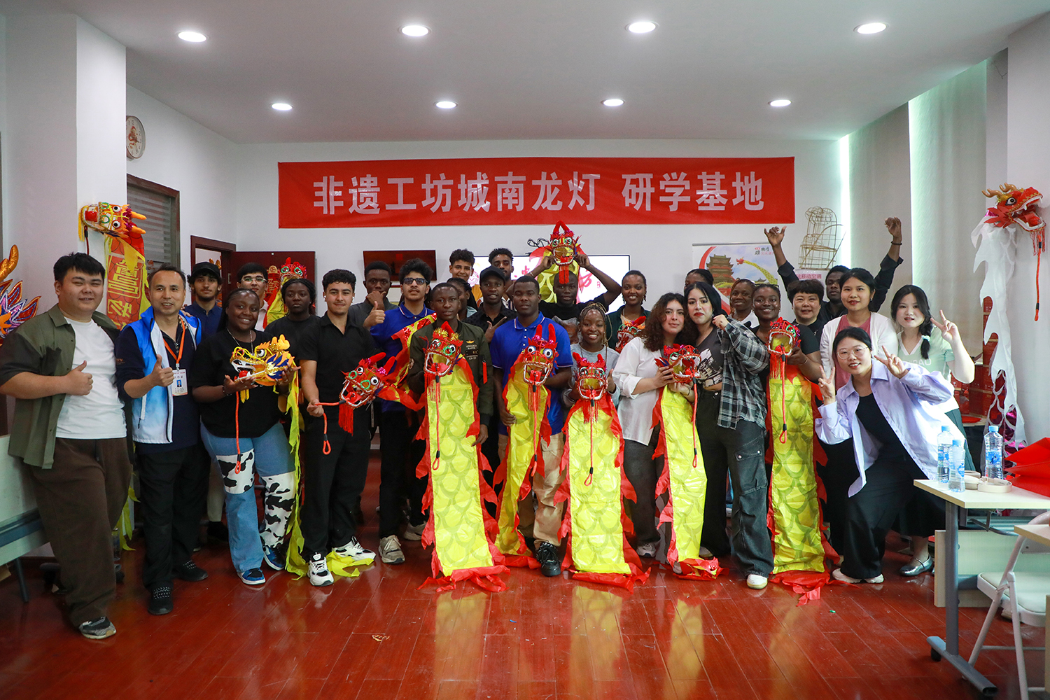 江西科技学院来华留学生深入了解“城南龙灯” 探寻非遗魅力_fororder_图7：合影