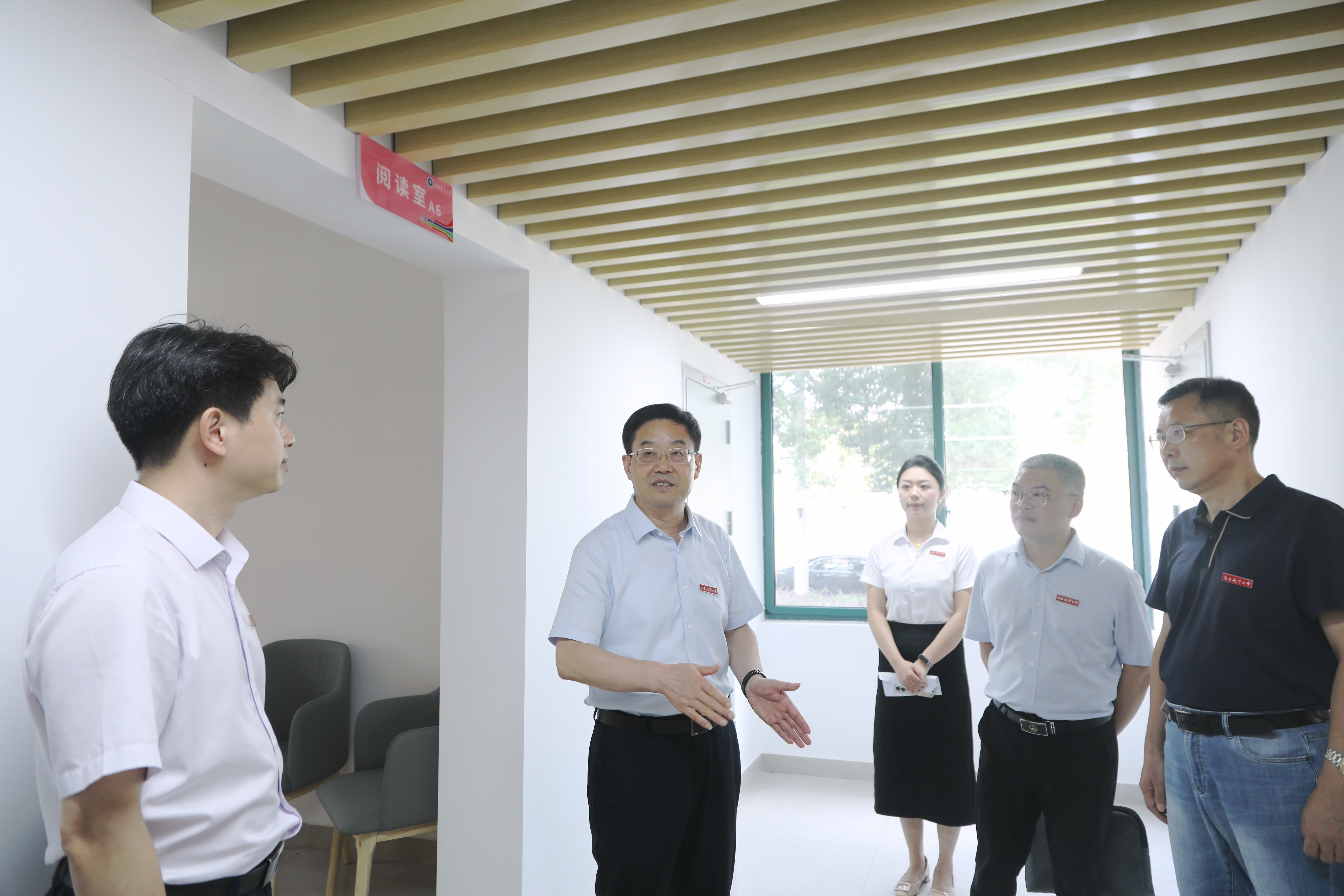 南昌航空大学党委书记李德平调研“一站式”学生社区并召开现场办公会_fororder_照片
