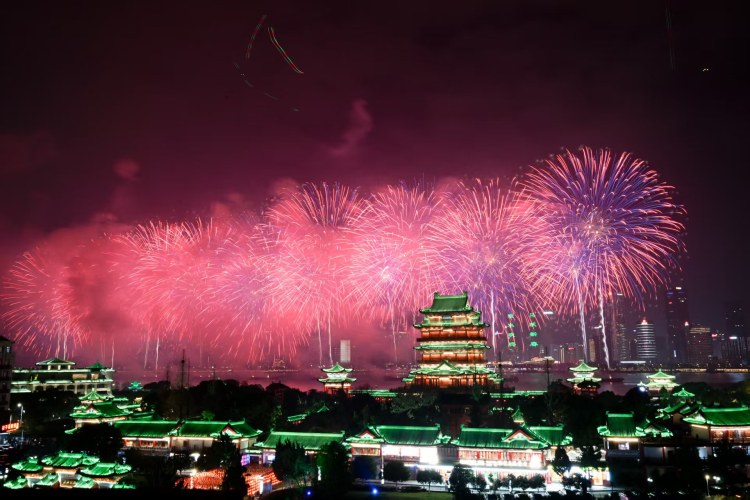 江西南昌举办迎春烟花秀_fororder_微信图片_20260218113032