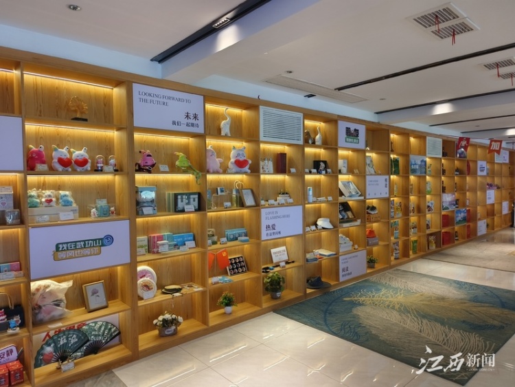 捡瓶子也能兑换奖品！广西大学生“特种兵” 夜爬武功山获“环保先锋”称号