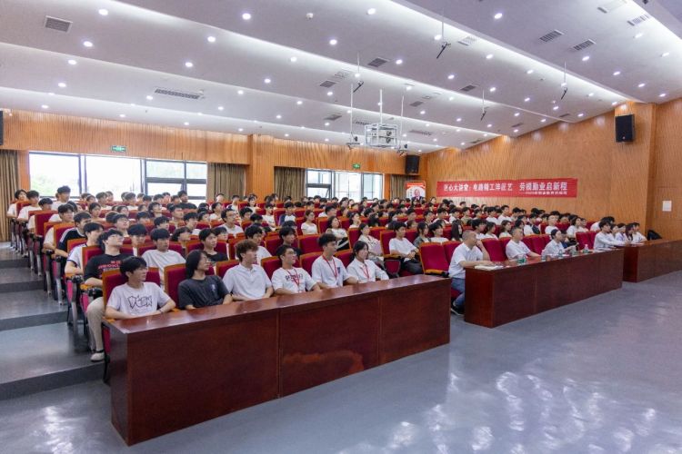 聚焦职业教育活动周：吉安职业技术学院举办“辉煌的电子电路行业”专题讲座_fororder_微信图片_20250512110506