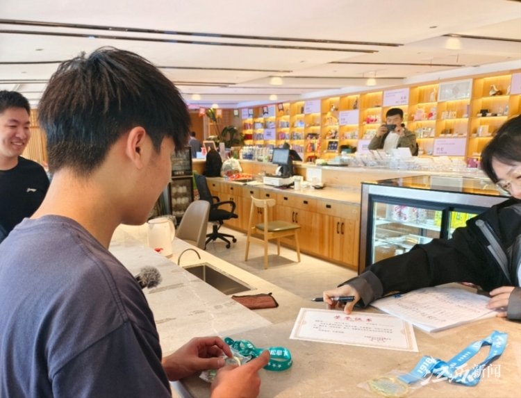 捡瓶子也能兑换奖品！广西大学生“特种兵” 夜爬武功山获“环保先锋”称号