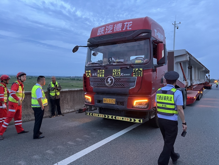 大件运输车辆故障滞留 江西省交通运输执法局伸出援手解困_fororder_微信图片_20250512111310