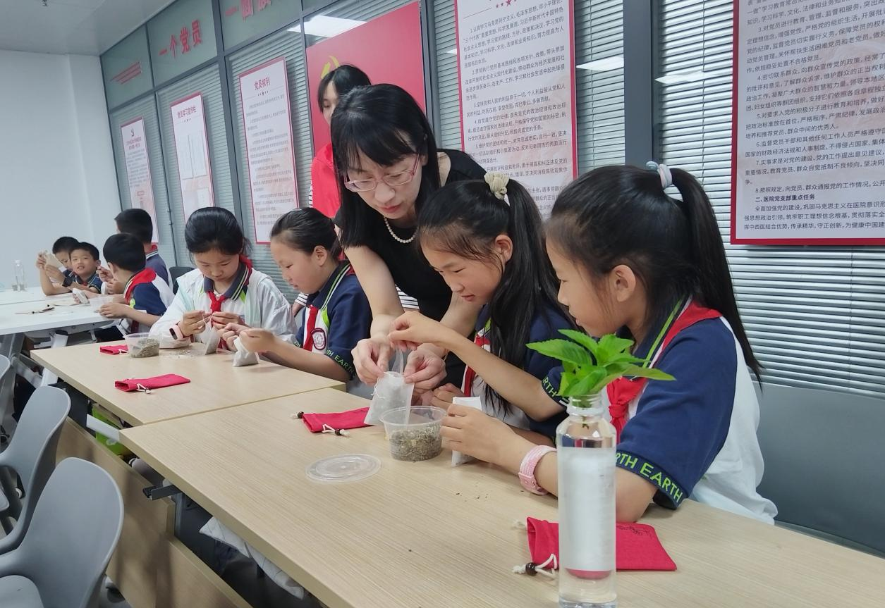 红谷滩区实验学校走进江西中医药大学附属医院开展中医药文化探索之旅_fororder_图片2