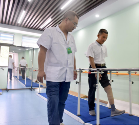 江西乐平：精准适配假肢 为残疾人解忧重塑生活信心_fororder_量体裁衣解“心愁”(1)1256