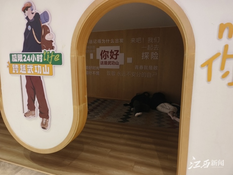 捡瓶子也能兑换奖品！广西大学生“特种兵” 夜爬武功山获“环保先锋”称号