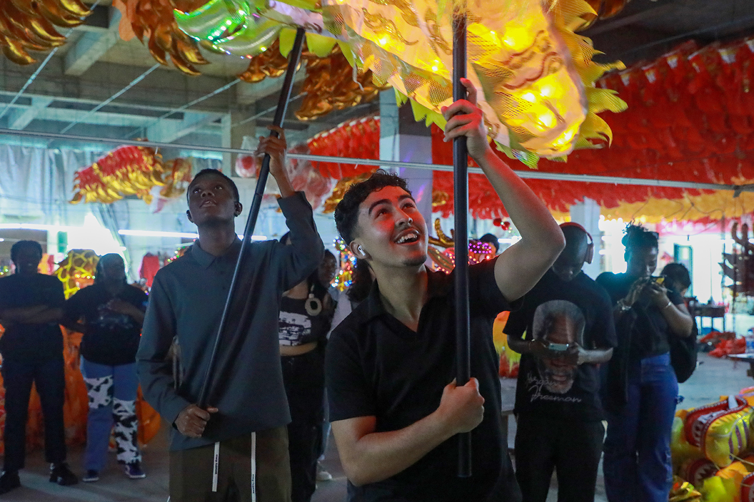 江西科技学院来华留学生深入了解“城南龙灯” 探寻非遗魅力_fororder_图2：体验舞龙灯