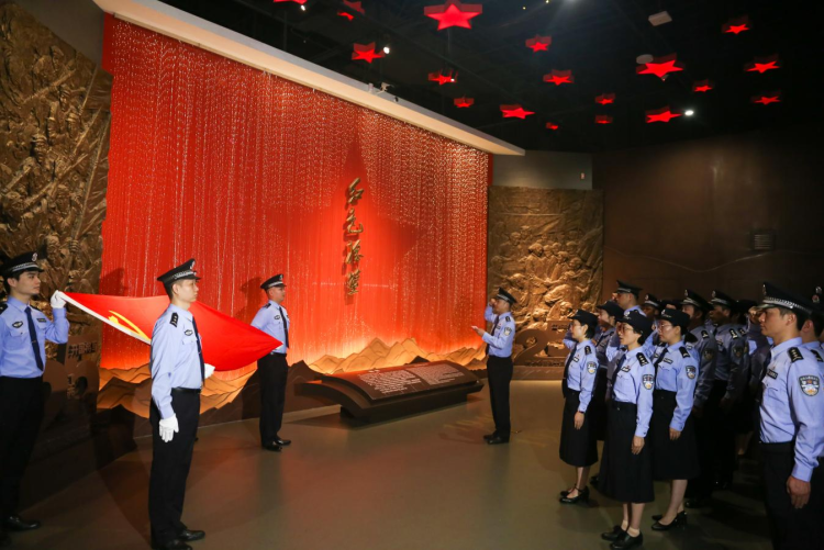 追寻足迹强信仰 警徽闪耀续荣光 “两区一县”法院司法警察大队赴江西省博物馆开展  迎“七一”主题活动_fororder_图片4