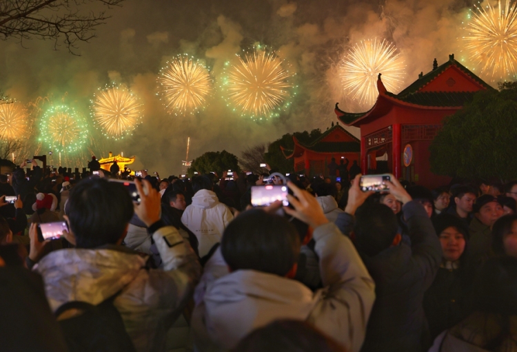 江西南昌举办迎春烟花秀_fororder_微信图片_20260218111707