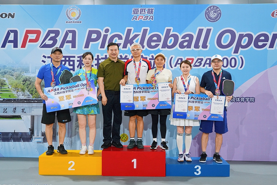 全国高校首个！江西科技学院举办 APBA Pickleball Open赛事_fororder_图8：江西科技学院创办人于果为获奖选手颁奖