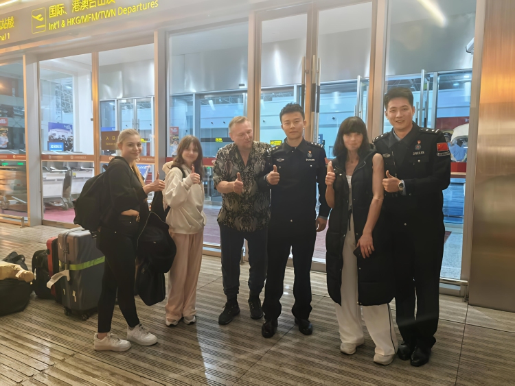 赣鄱国门暖流“圈粉” 收获国际友人点赞 南昌边检站倾力解决20余名过境外籍旅客难题_fororder_微信图片_20250414151402
