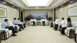 中国进出口银行江西省分行党委书记、行长庞淑钦与德兴市委书记杨秀福展开座谈