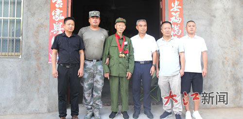 他与时间赛跑 抢救老兵口中“活历史”