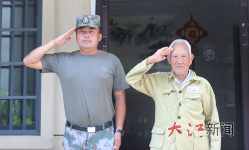 他与时间赛跑 抢救老兵口中“活历史”