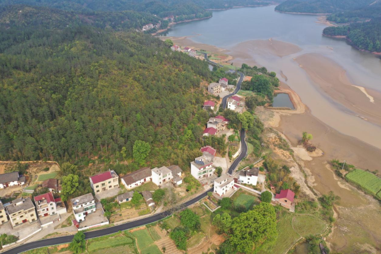 江西万安：近20公里库区道路提升 1万多群众直接受益_fororder_图片1