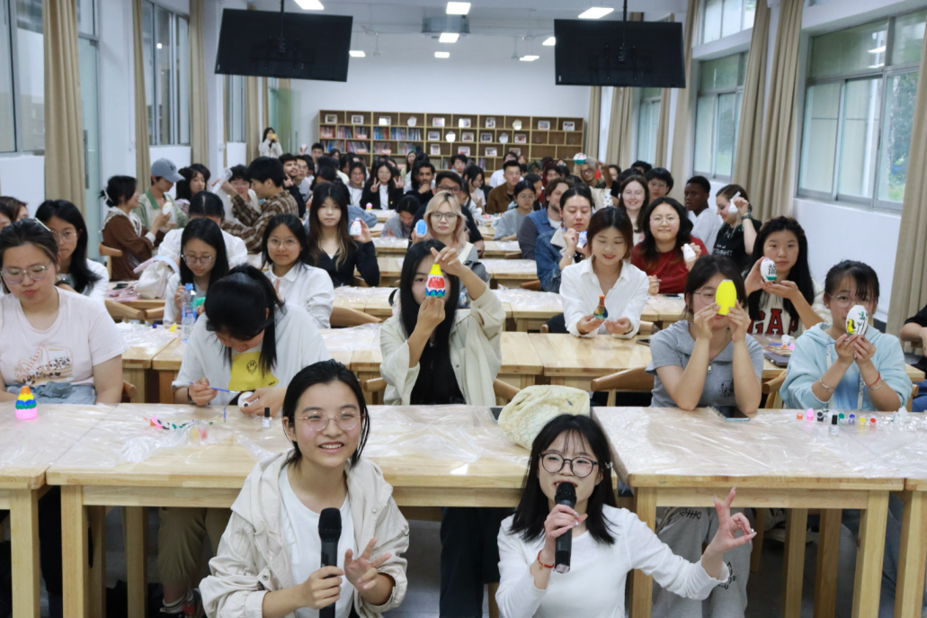 江西科技学院举办“瓷韵流转，共绘雅章”英语角活动_fororder_图片1