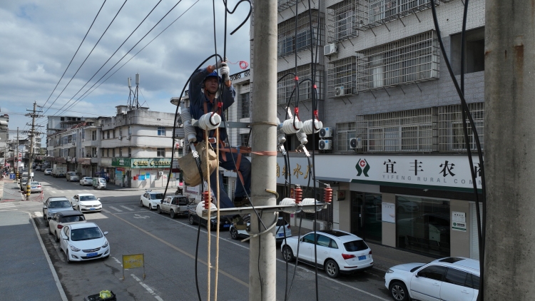 国网宜丰县供电公司：线路迁改“让道”筑牢电力根基​_fororder_微信图片_20251023104354