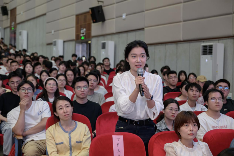 林郑月娥到访华东交通大学并做客学校孔目湖讲坛_fororder_图片16