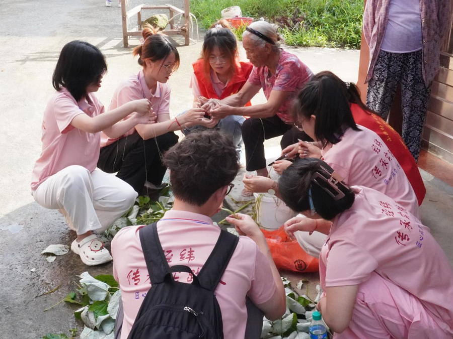 南昌工学院·中国工艺美术大师博物馆“三下乡” 社会实践团队： 触摸夏布肌理 点亮扛灯记忆_fororder_图片18
