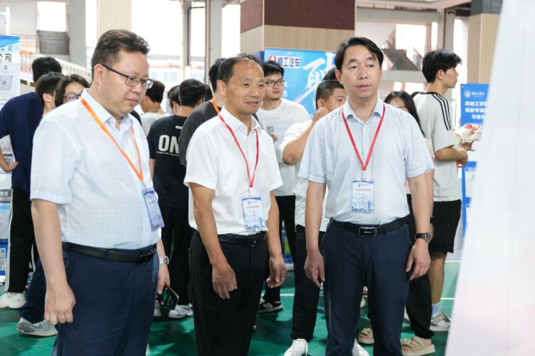 南昌工学院举办2025届毕业生离校专场招聘会暨2026届毕业生实习专场招聘会_fororder_图片41