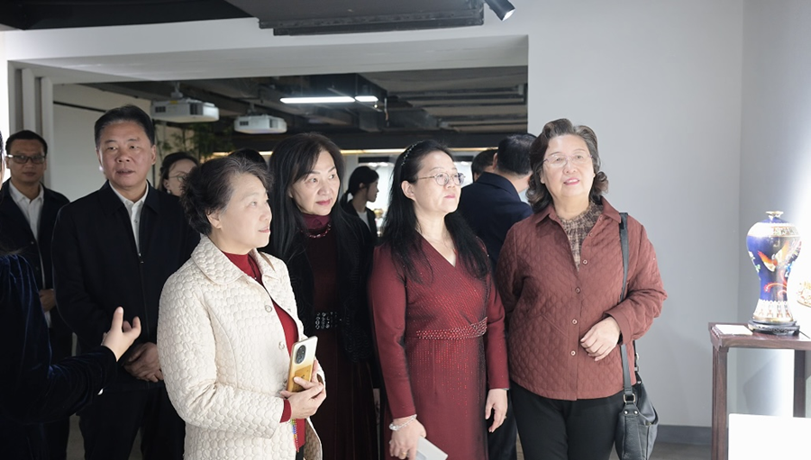 “文明互鉴的见证——中国景泰蓝艺术交流展”在南昌工学院开幕_fororder_图片12